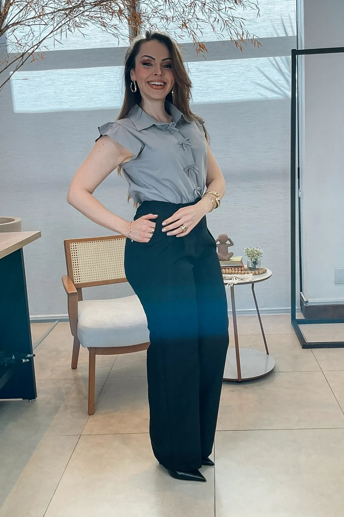 Conjunto: Camisa Manga Curta Detalhe Laço Thamires Cinza + Calça Corte Reto Detalhe Cinto Priscila Preta