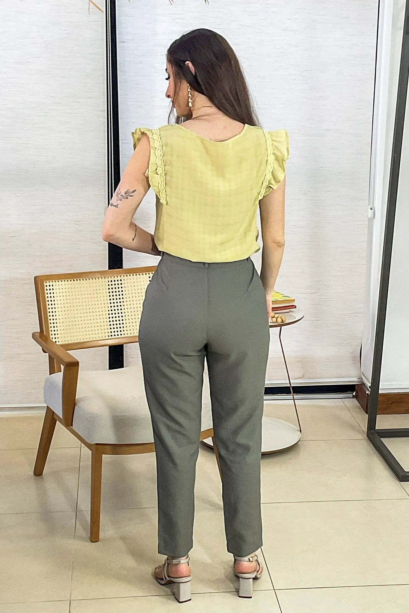 Conjunto: Blusa Detalhe Bordado Manga Soft Cotton Selena Verde Lima + Calça Corte Reto Alfaiataria Serena Laísa Verde Militar