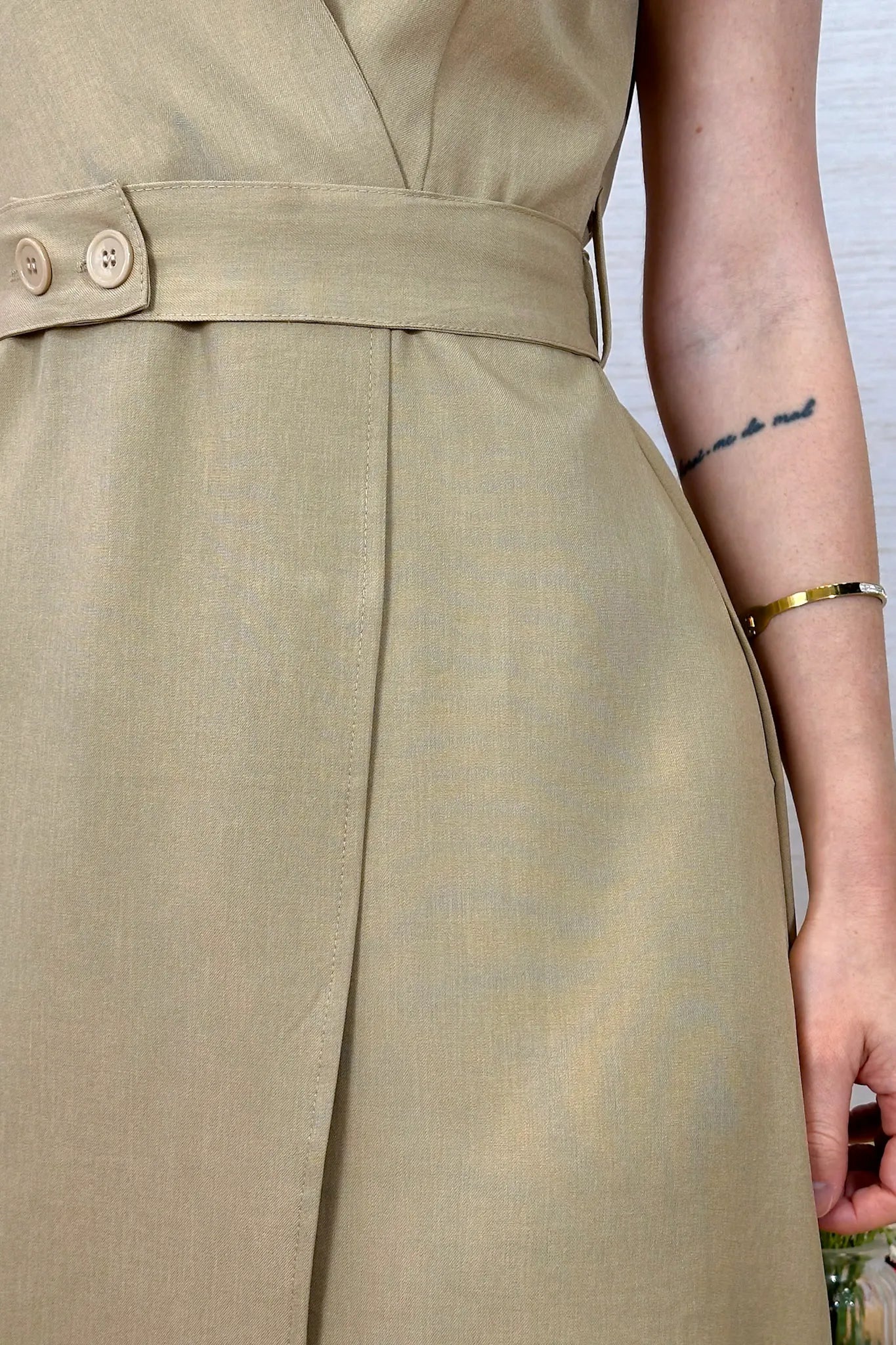 Vestido Decote "V" Regata Detalhe Cinto Soft Elegance Malu Bege