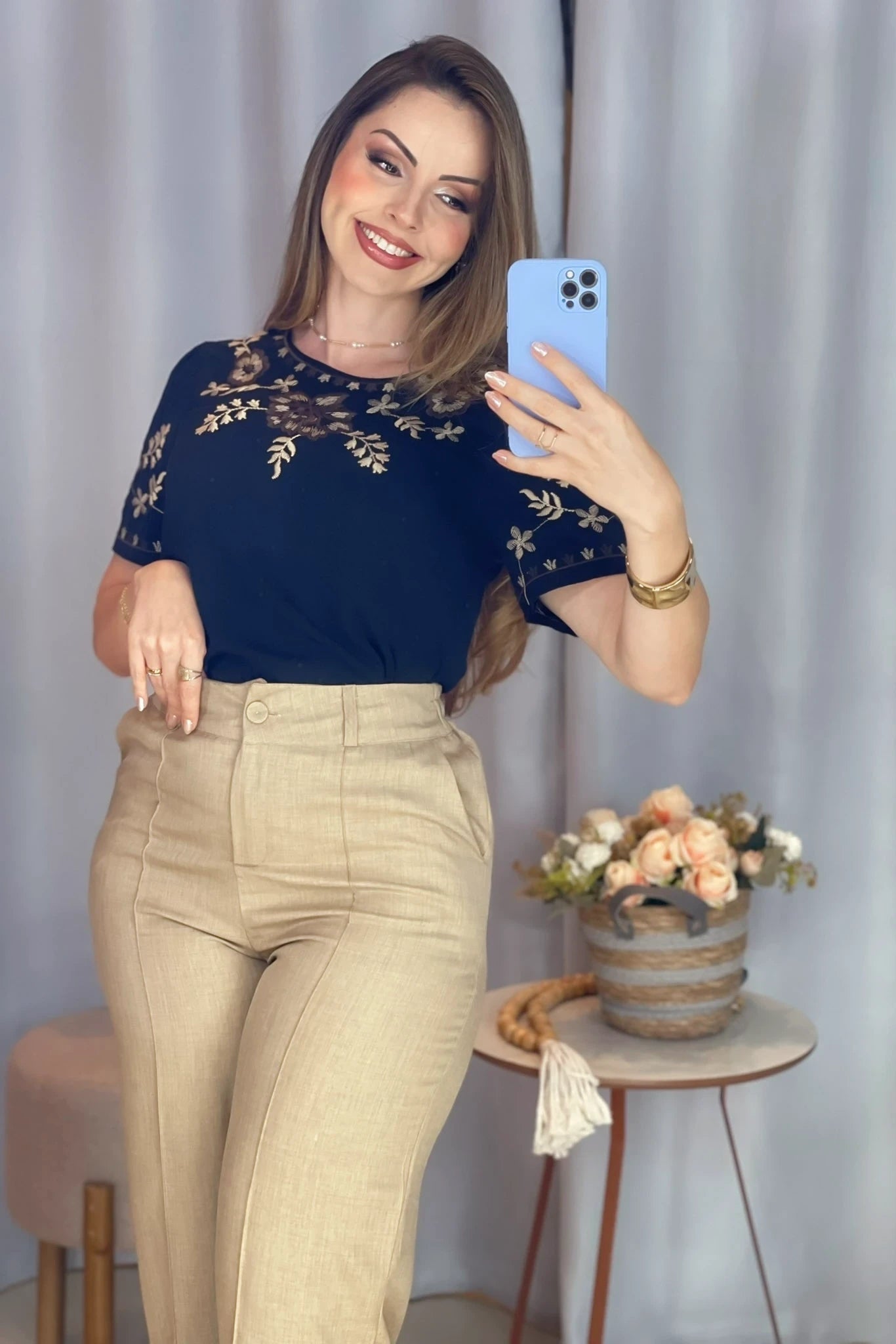 Conjunto: Blusa Manga Curta Visco-Linho Detalhes Bordados em Flores Darcy Preta + Calça Corte Reto Cotton Alfaiataria Lisse Detalhe em Friso Ariane Bege