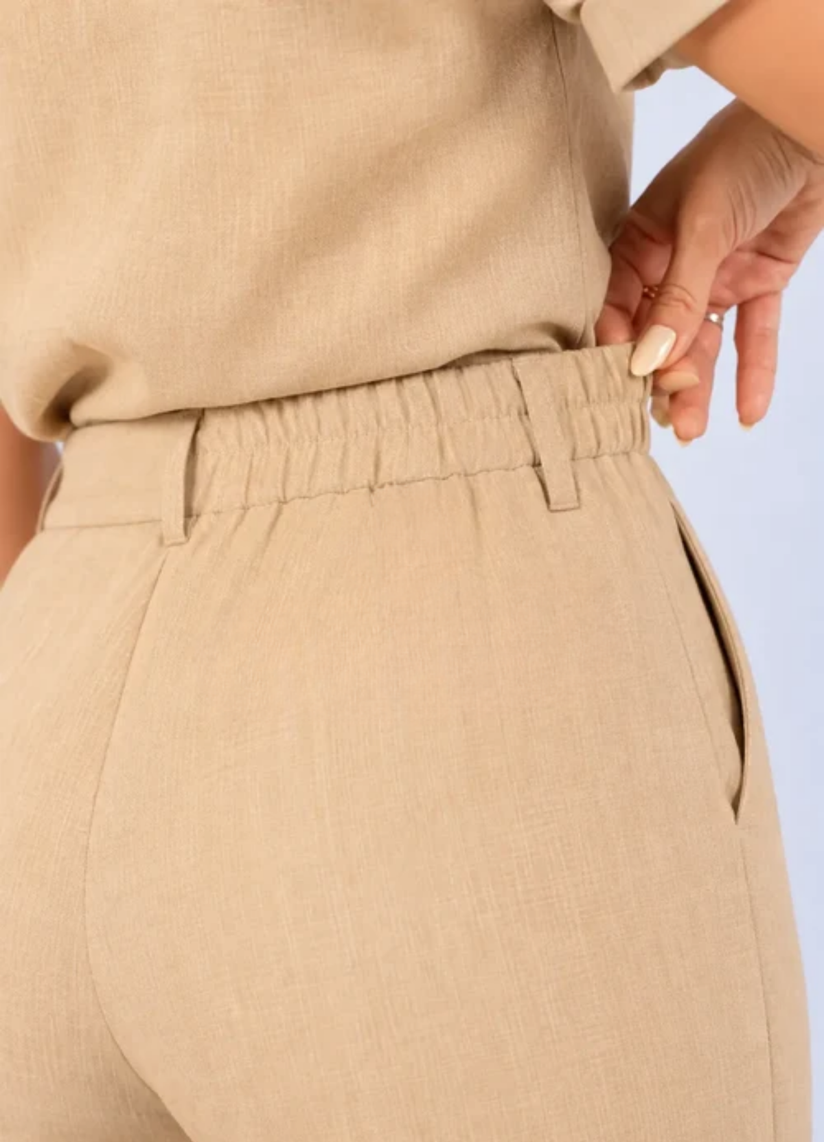 Calça em Crepe Confort com Botão Dourado Penélope Bege