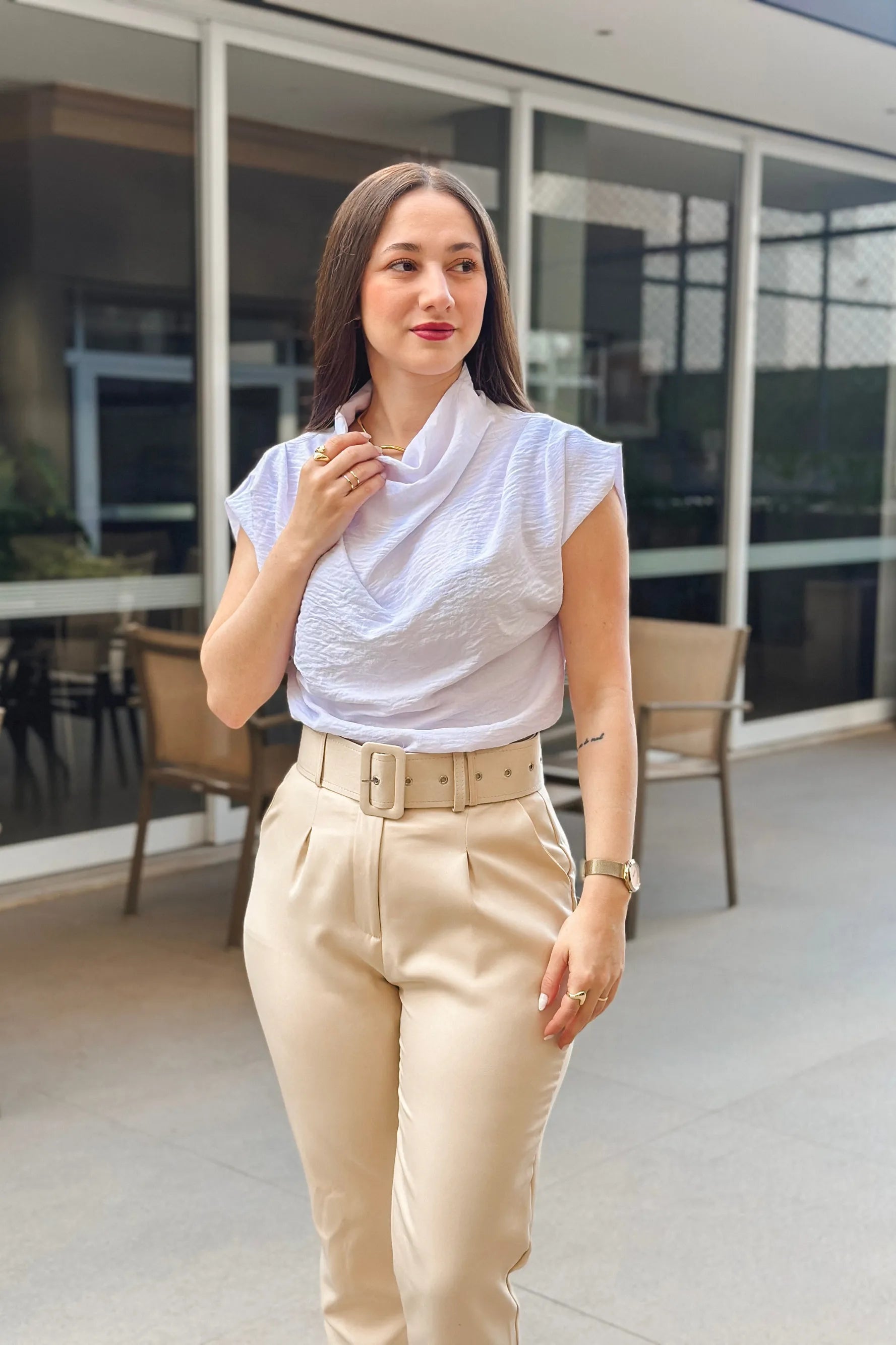 Conjunto: Blusa Manga Curta Gola Boba Andressa Branca + Calça Cenoura Cinto Encapado Bege