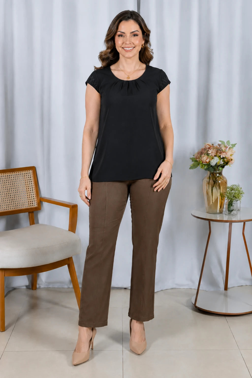 Blusa Visco Linen Muscle com Pregas no Decote Alana Preta