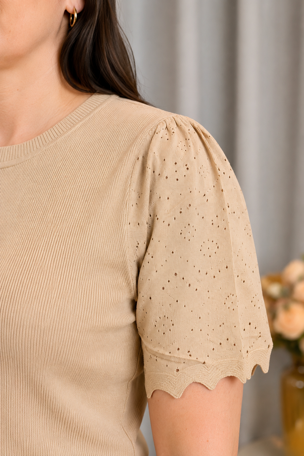 Blusa Manga Curta Que Estica Detalhe Vazado Vivian Bege