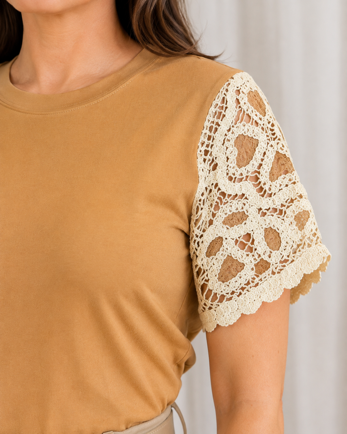 Blusa Cotton Lycra com Manga em Crochê Leonor Bege