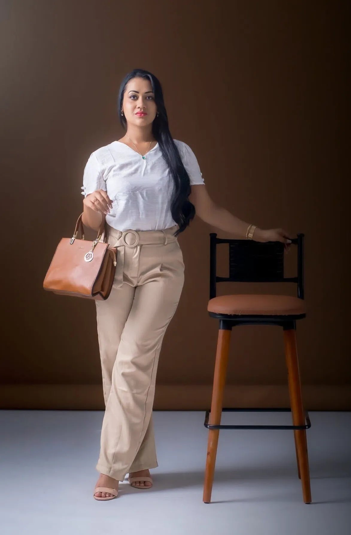 Calça Corte Reto Detalhe Cinto Priscila Bege