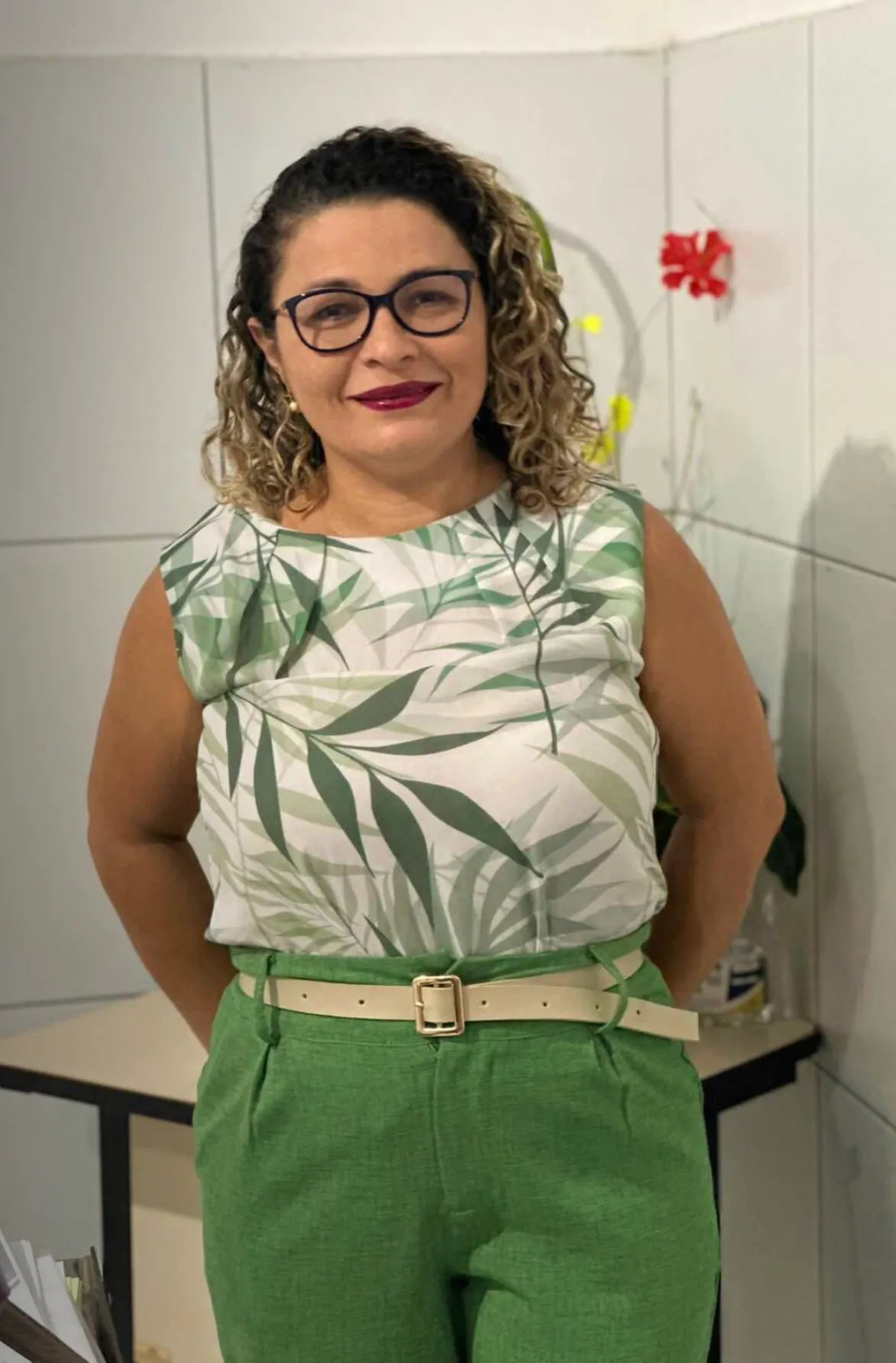 Blusa Regata Decote Drapeado Sophia Estampada Folhas Verde