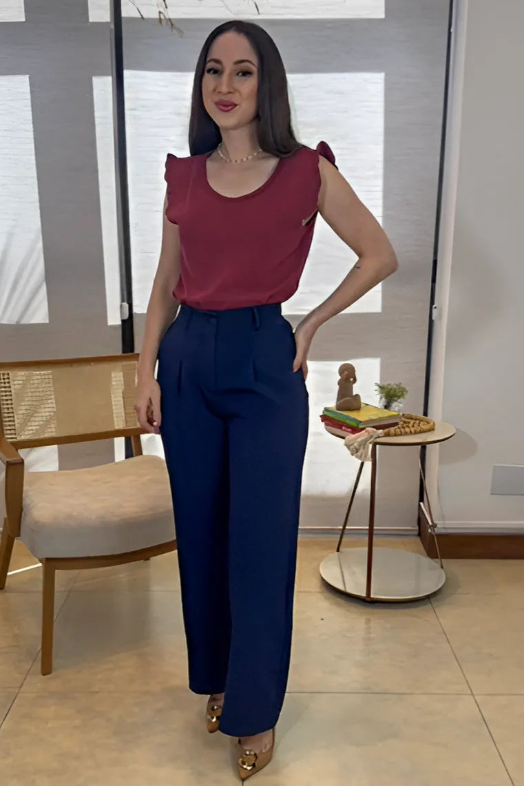 Conjunto: Blusa Detalhe Gola Trançada Em Visco-linho Laura Marsala + Calça Corte Reto Detalhe Cinto Priscila Azul Marinho
