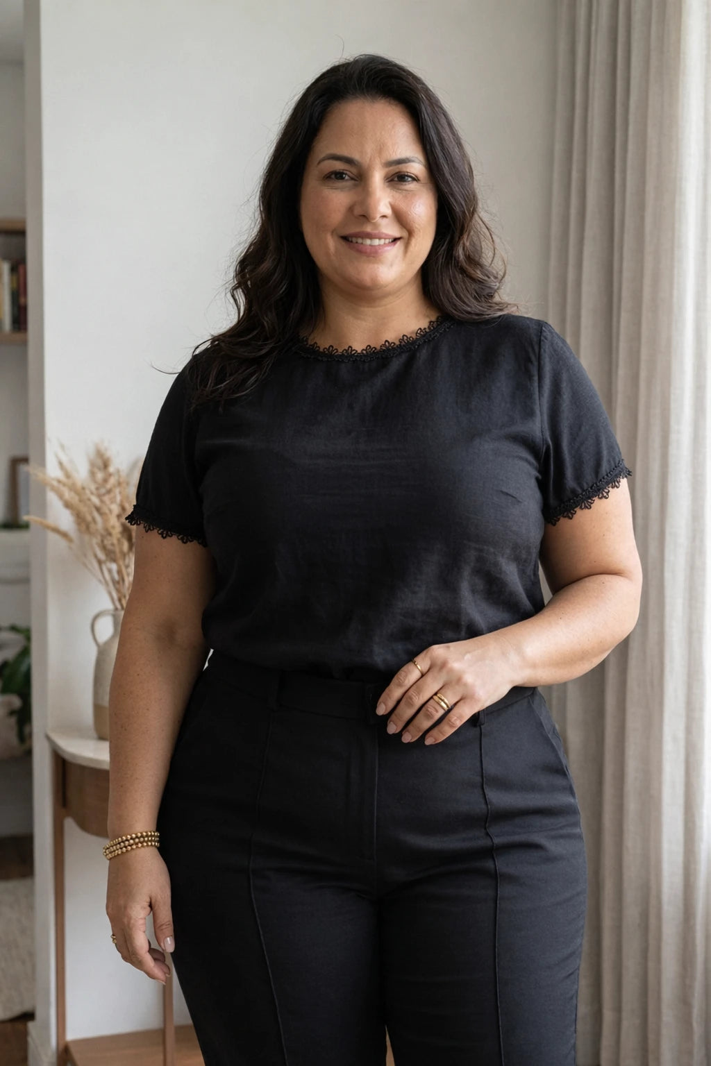Blusa Manga Curta em Visco Eco Blend com Detalhes Bordados Leila Preta
