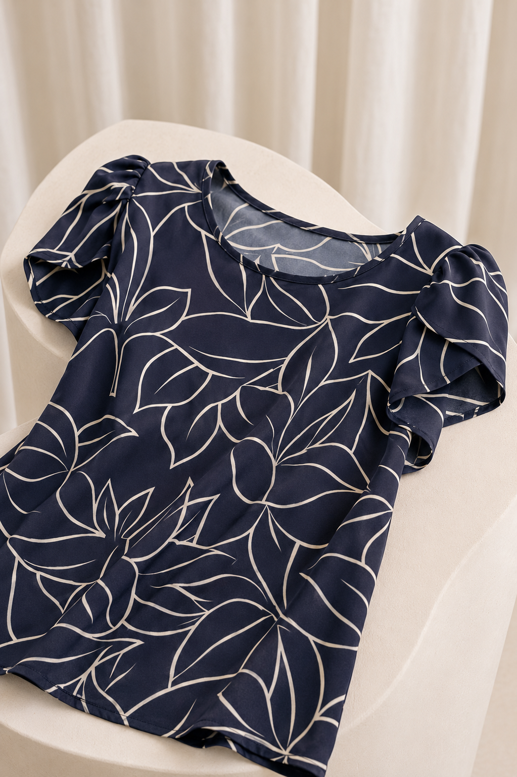 Blusa Estampada com Manga Transpassada Suelen Azul Marinho