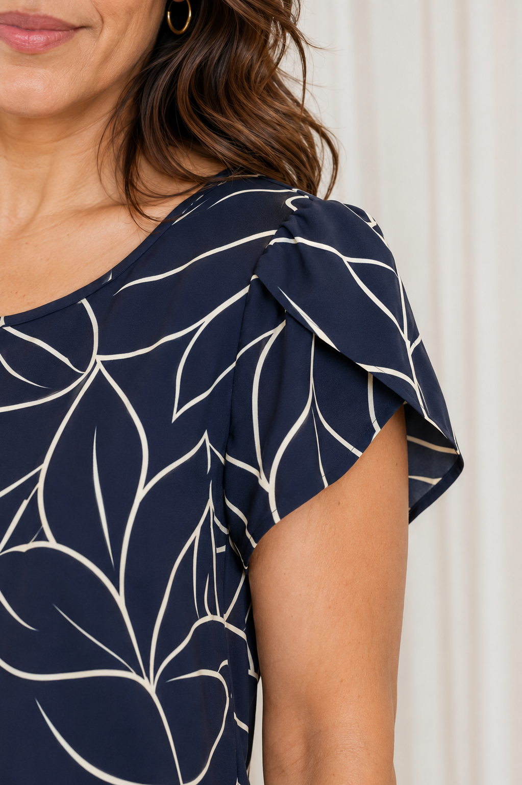 Blusa Estampada com Manga Transpassada Suelen Azul Marinho