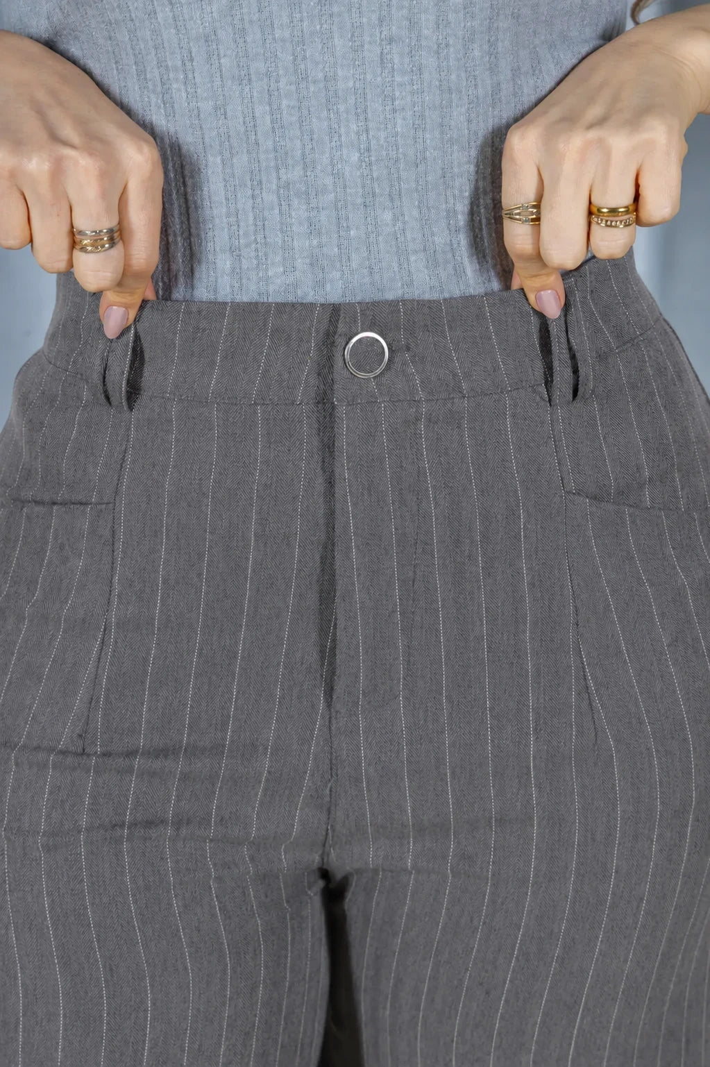 Calça Reta Elegante Risca de Giz Luara Cinza
