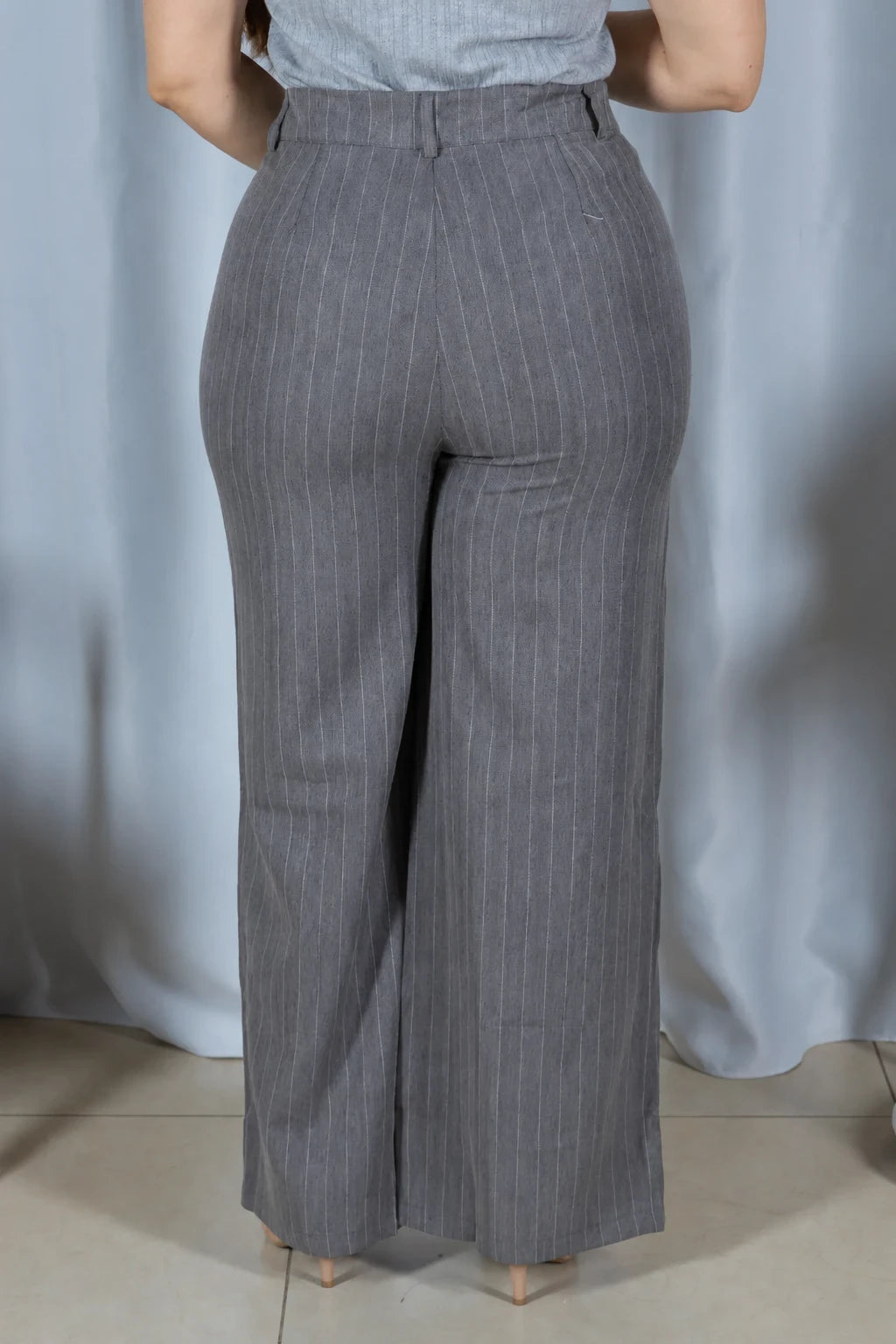 Calça Reta Elegante Risca de Giz Luara Cinza