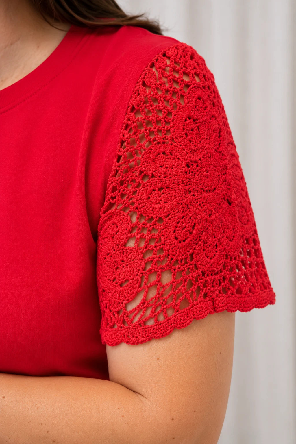 Blusa Confortável com Manga em Crochê Gisele Vermelha