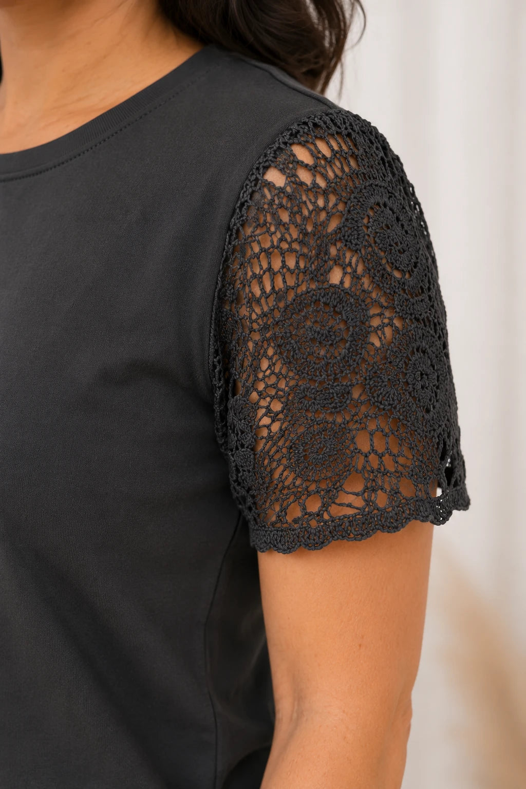Blusa Confortável com Manga em Crochê Gisele Preta