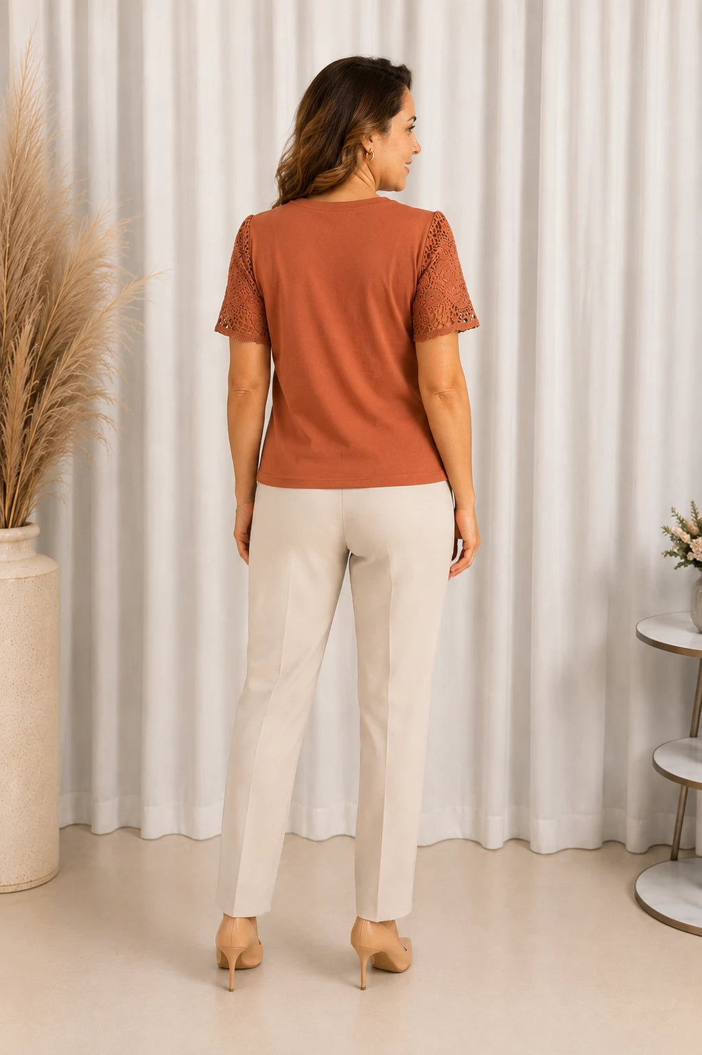 Blusa Confortável com Manga em Crochê Gisele Marrom