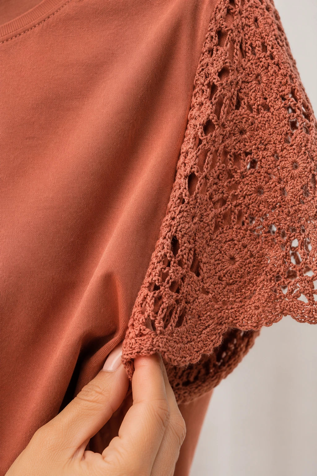 Blusa Confortável com Manga em Crochê Gisele Marrom