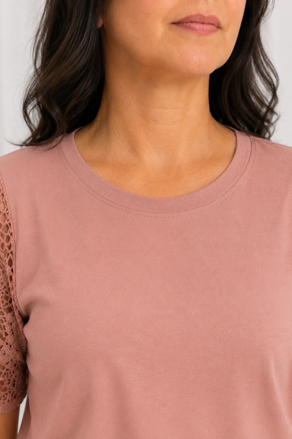 Blusa Confortável com Manga em Crochê Gisele Rosê