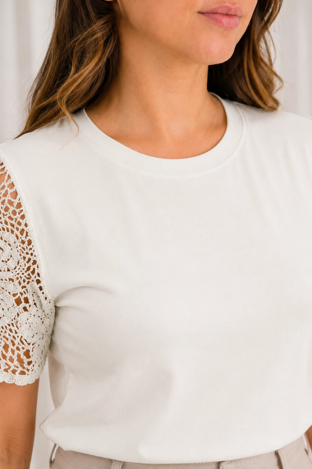 Blusa Confortável com Manga em Crochê Gisele Branca