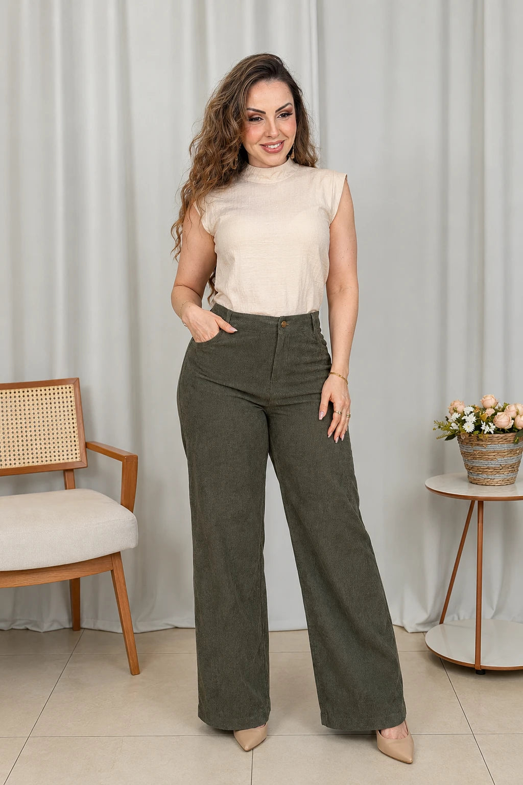 Conjunto: Blusa Regata Crepe Comfort Abotoadura na Gola Tainá Bege + Calça Corte Reto em Cotelê Detalhe Botão Dourado Mia Verde