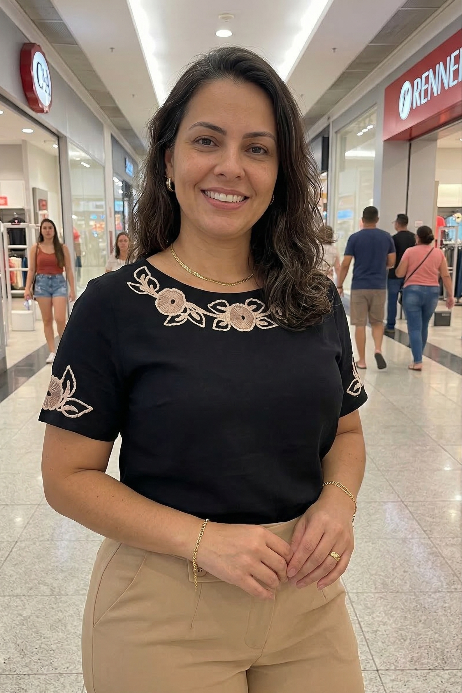 Blusa Manga Curta com Detalhes Bordados Colo Visco Brise Camila Preta