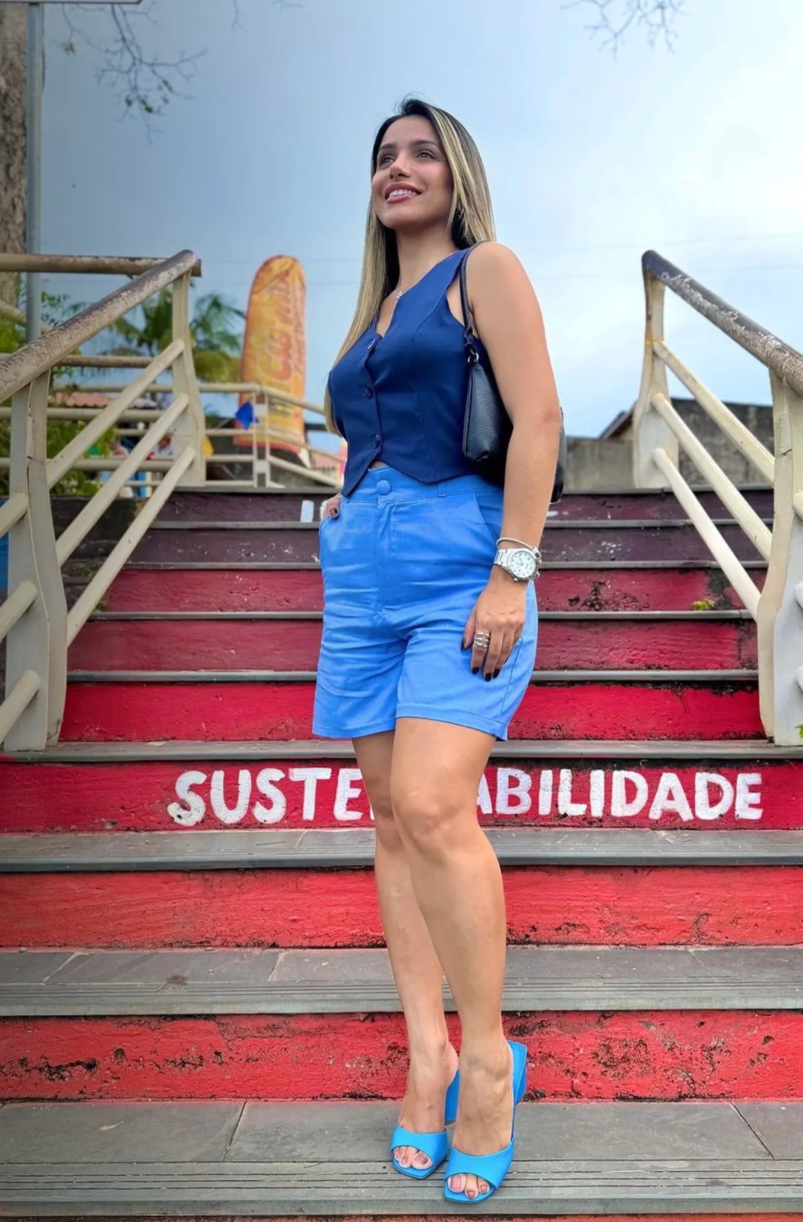 Colete Curto Regata Detalhe Botões Camila Azul Marinho