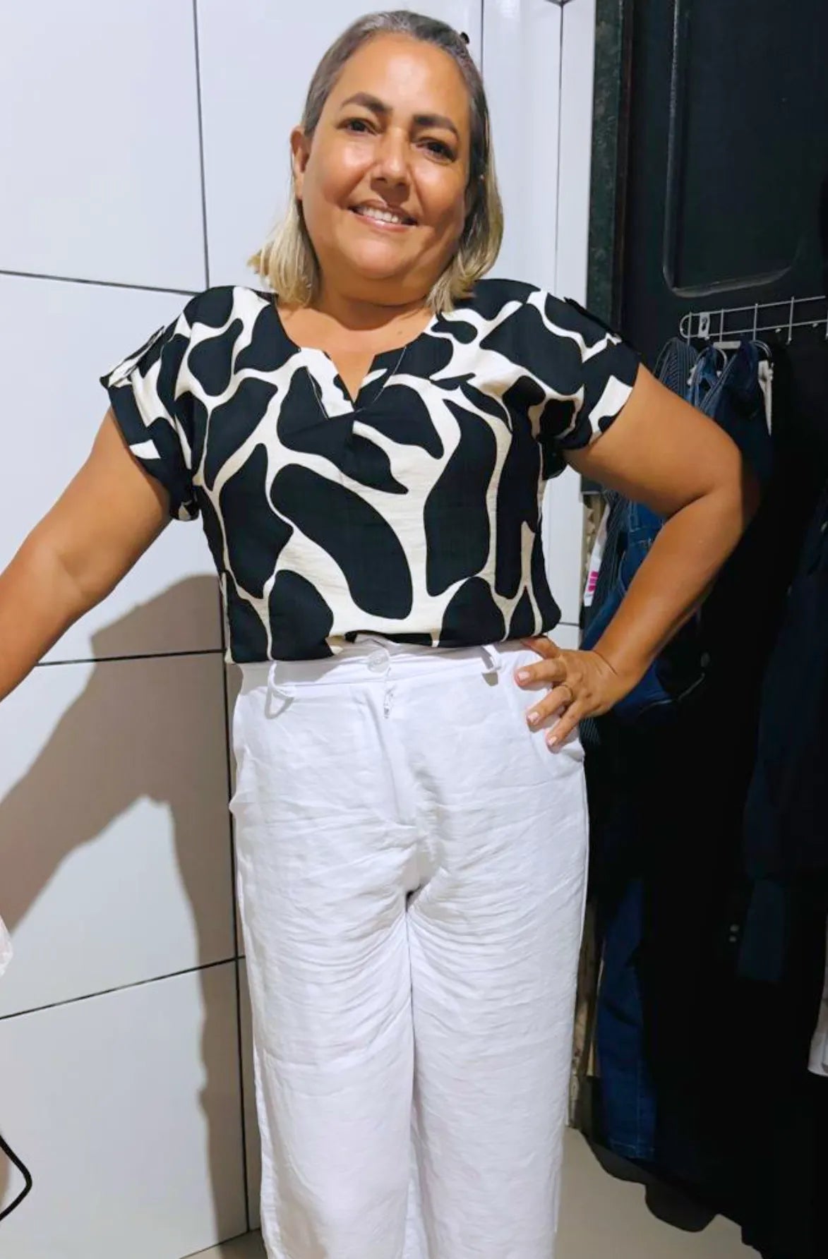 Blusa Manga Curta Decote "V" Detalhe Ombro Dulce Estampada Preta
