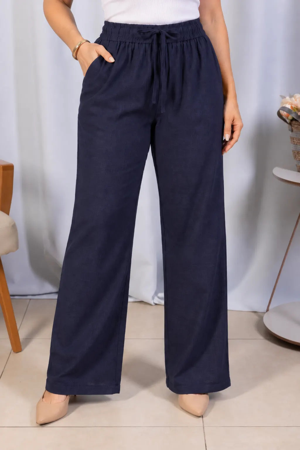 Calça em Algodão Rústico com Bolsos Traseiros Elvira Azul Marinho
