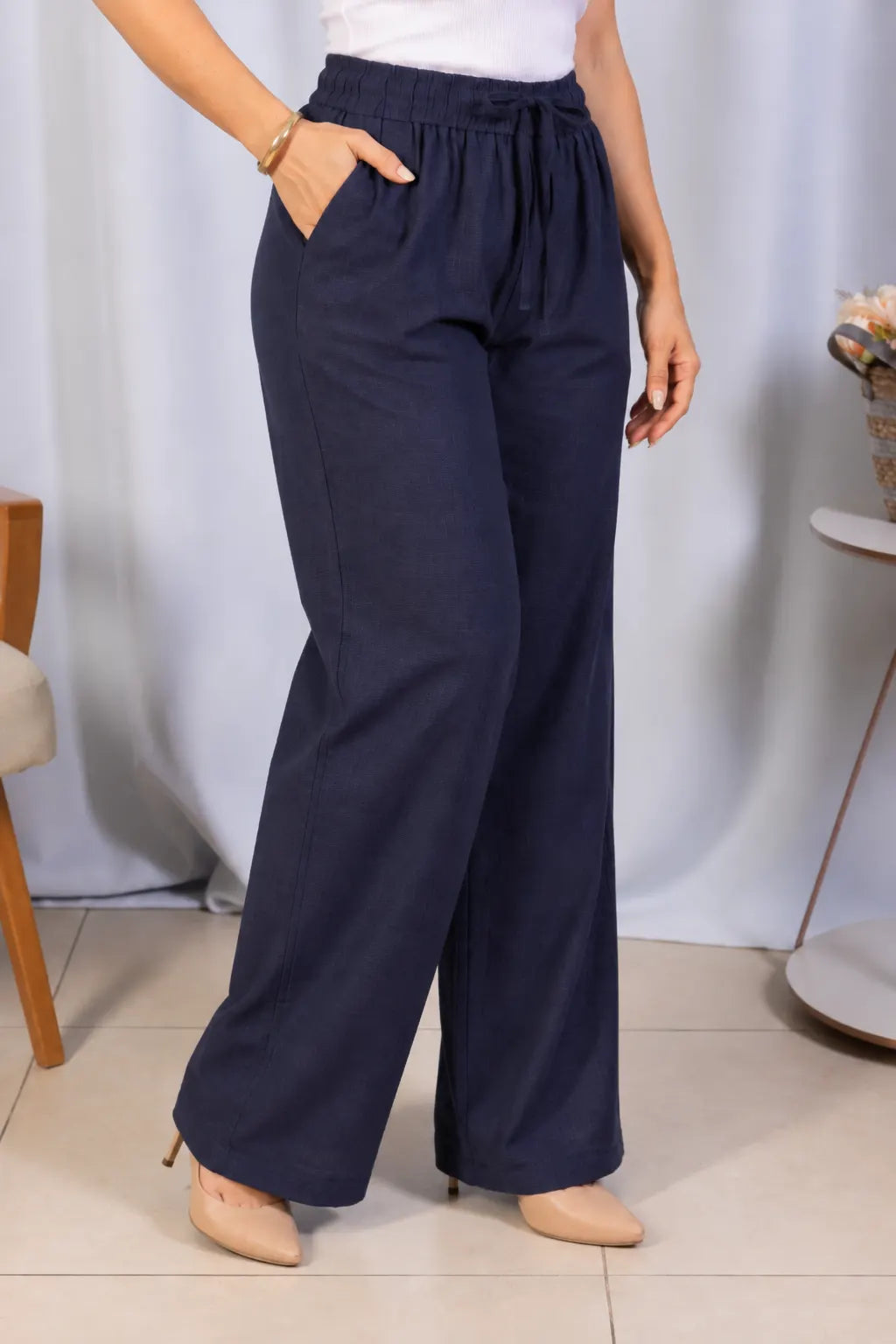 Calça em Algodão Rústico com Bolsos Traseiros Elvira Azul Marinho