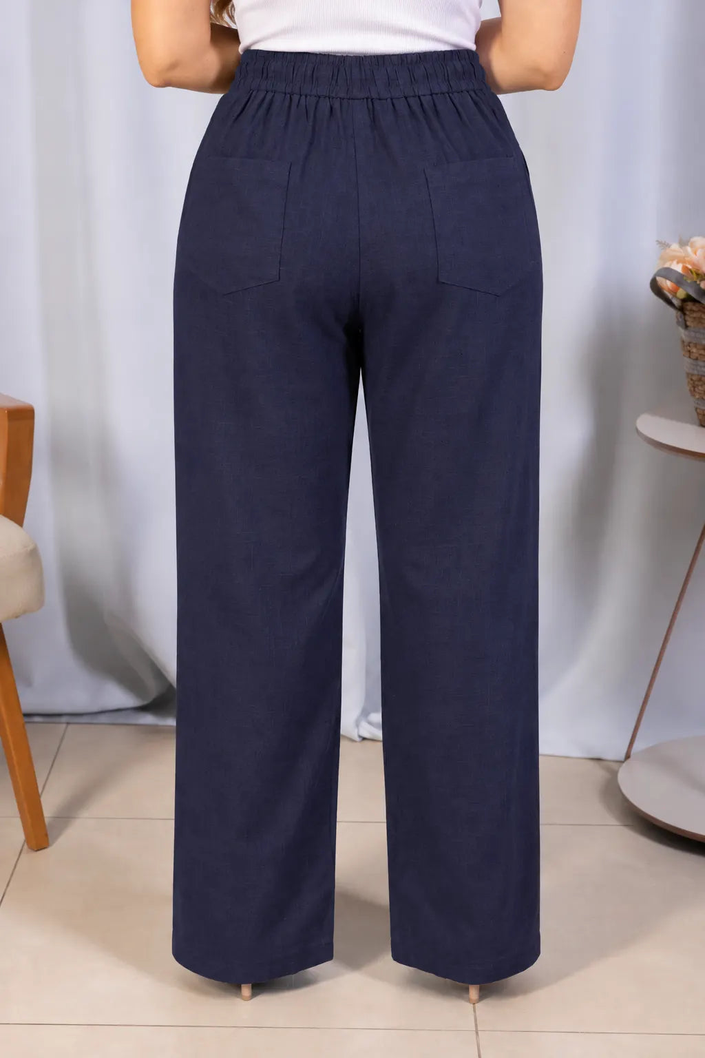 Calça em Algodão Rústico com Bolsos Traseiros Elvira Azul Marinho