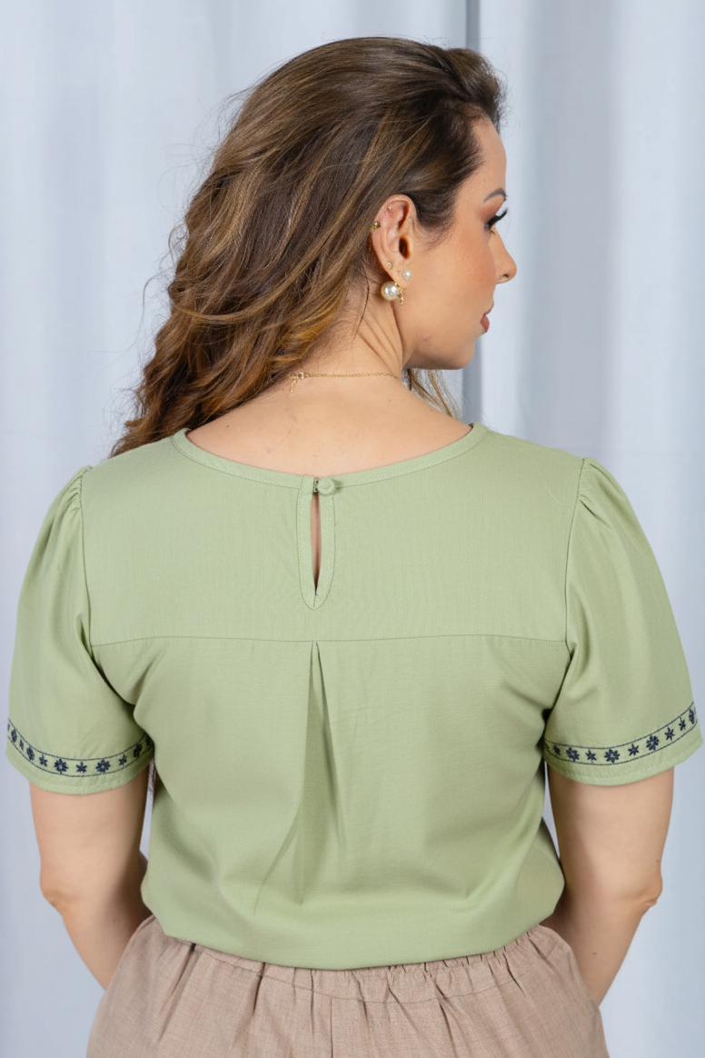 Blusa Manga Curta com Detalhes Bordados Colo Visco Fine Leia Verde