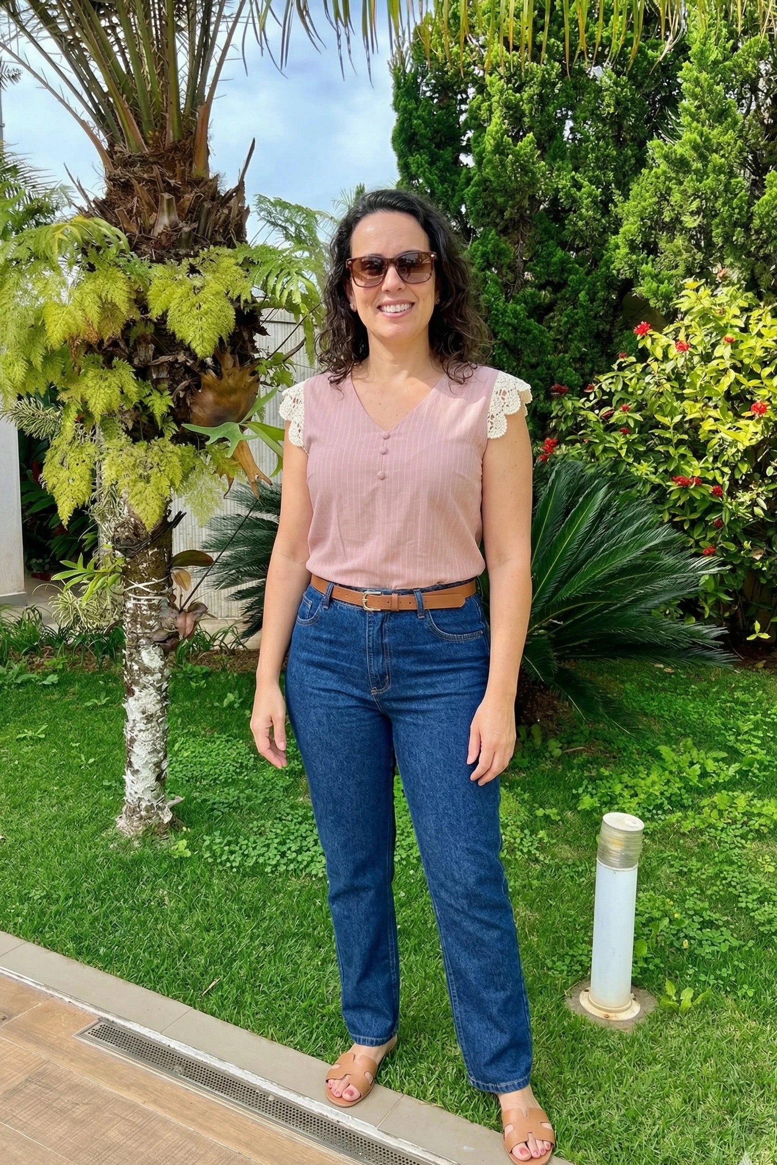 Blusa Regata em Visco-Linho Decote em "V" Detalhe em Renda Melissa Rosa