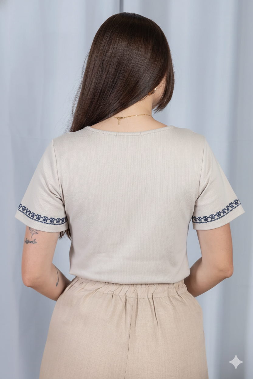 Blusa Manga Curta Decote em "V" Cotton Lycra Detalhes Bordados Jéssica Bege
