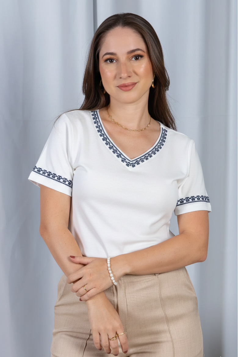 Blusa Manga Curta Decote em "V" Cotton Lycra Detalhes Bordados Jéssica Branca
