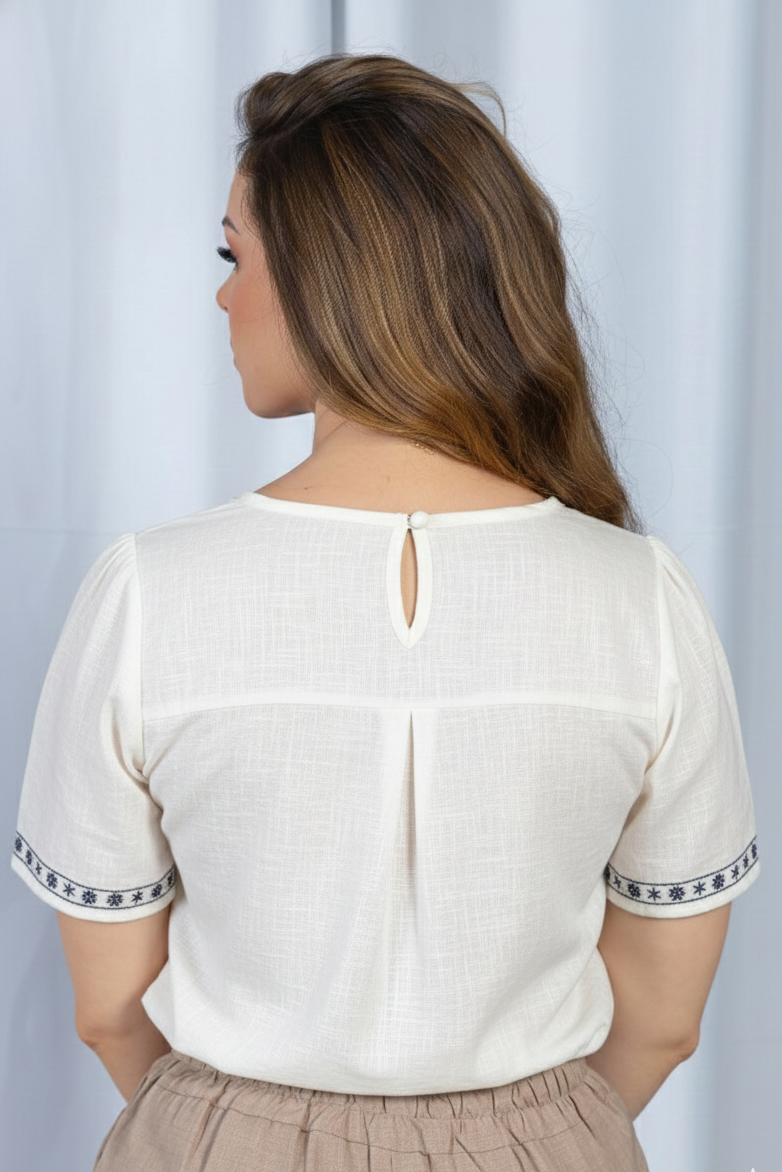 Blusa Manga Curta com Detalhes Bordados Colo Visco Fine Leia Off White