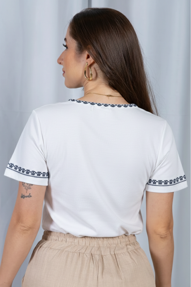 Blusa Manga Curta Decote em "V" Cotton Lycra Detalhes Bordados Jéssica Branca