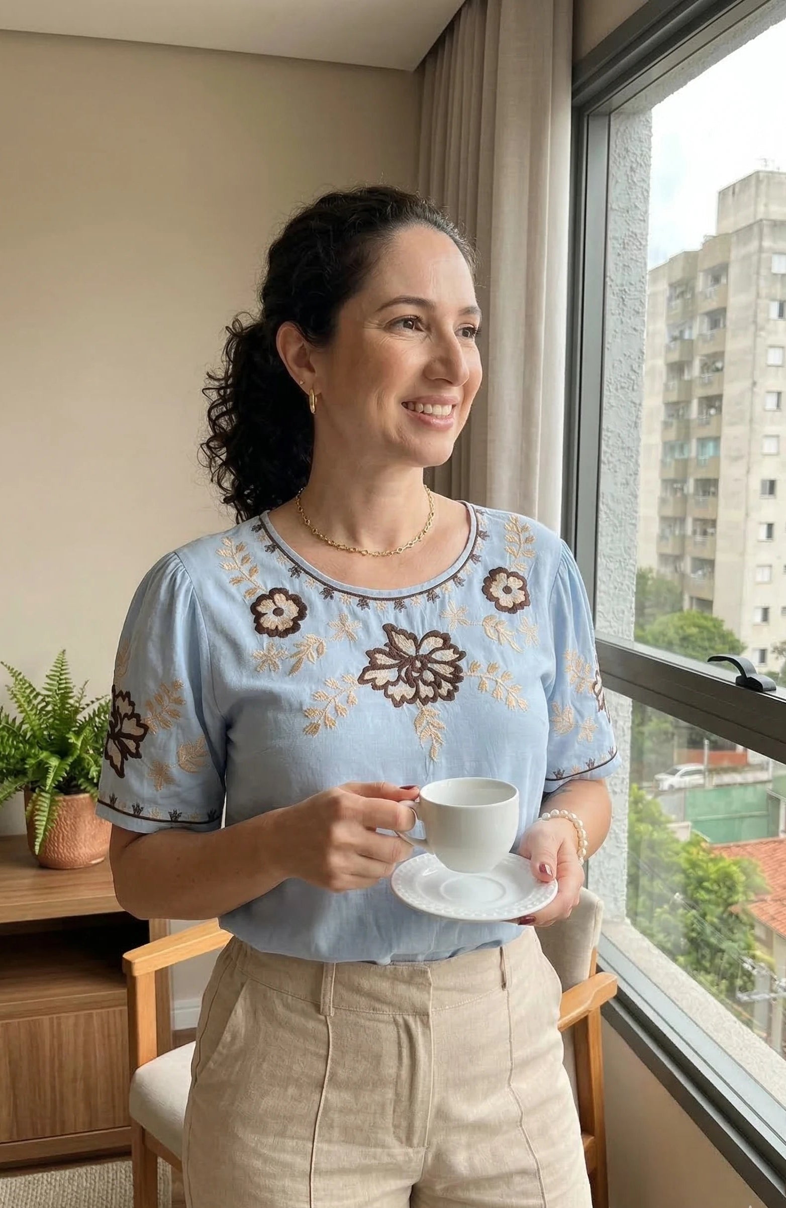 Blusa Manga Curta Visco-Linho Detalhes Bordados em Flores Darcy Azul