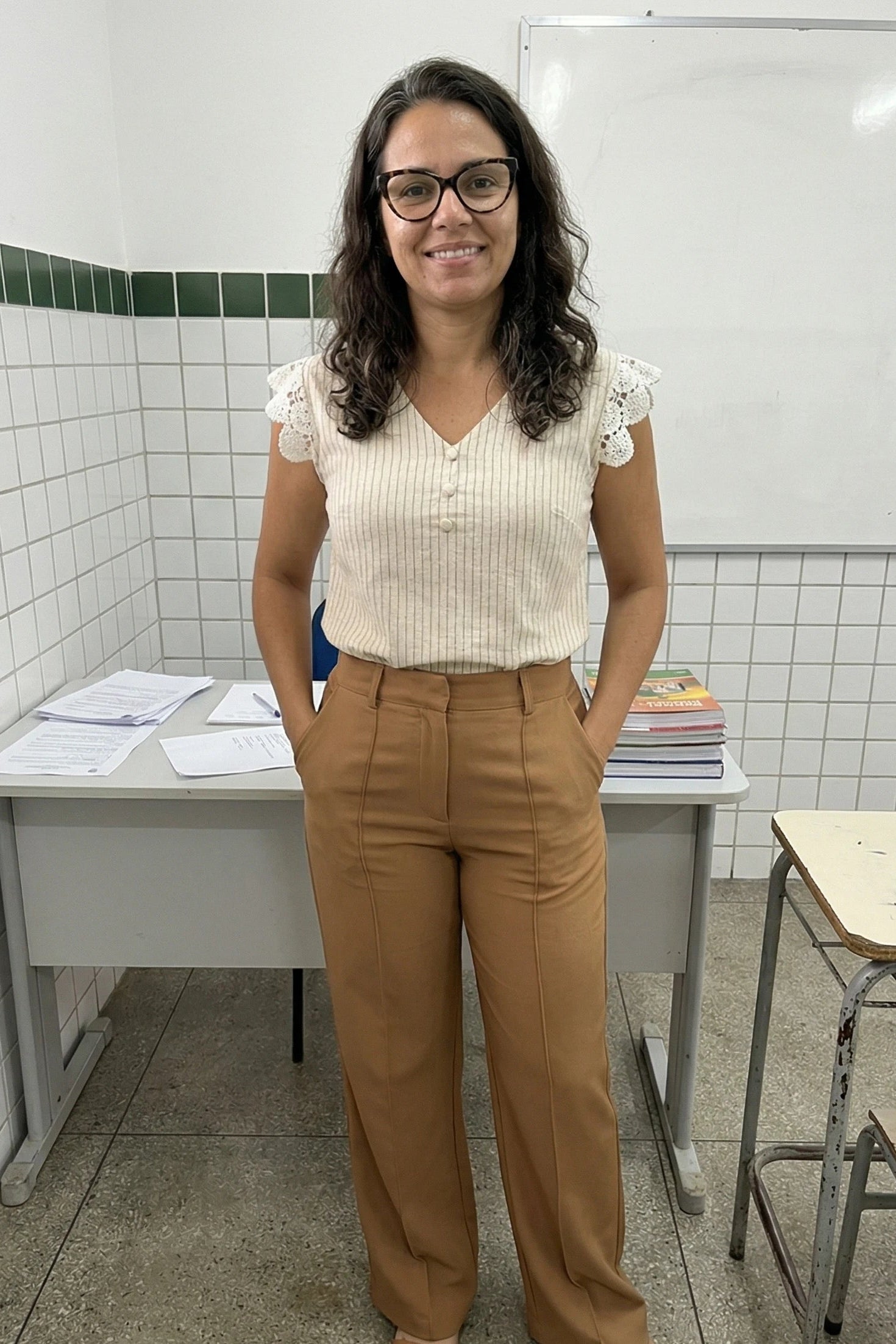 Blusa Regata em Visco-Linho Decote em "V" Detalhe em Renda Melissa Bege