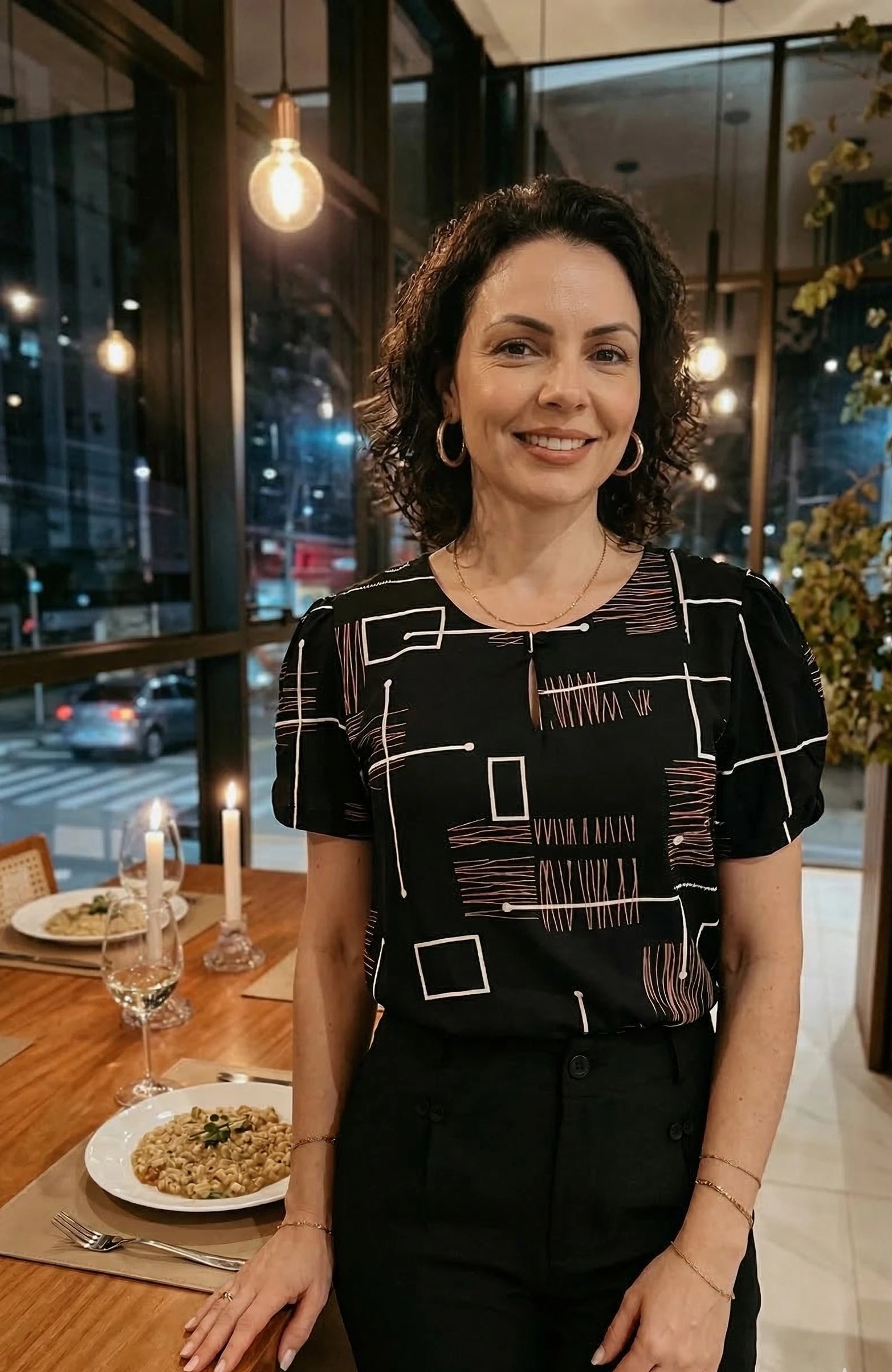 Blusa Manga Curta Colo Detalhe Botão Crepe Classic Samara Estampada Preta