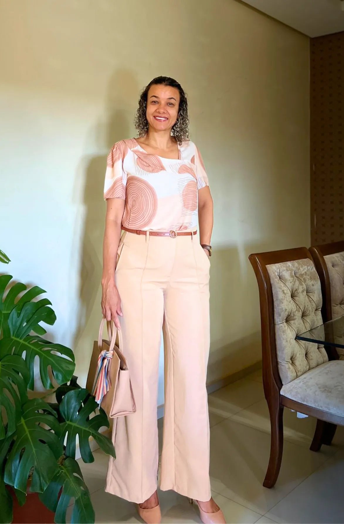 Blusa Manga Curta Tendência Crepe Detalhe Colo Glória Pires Estampada Bege