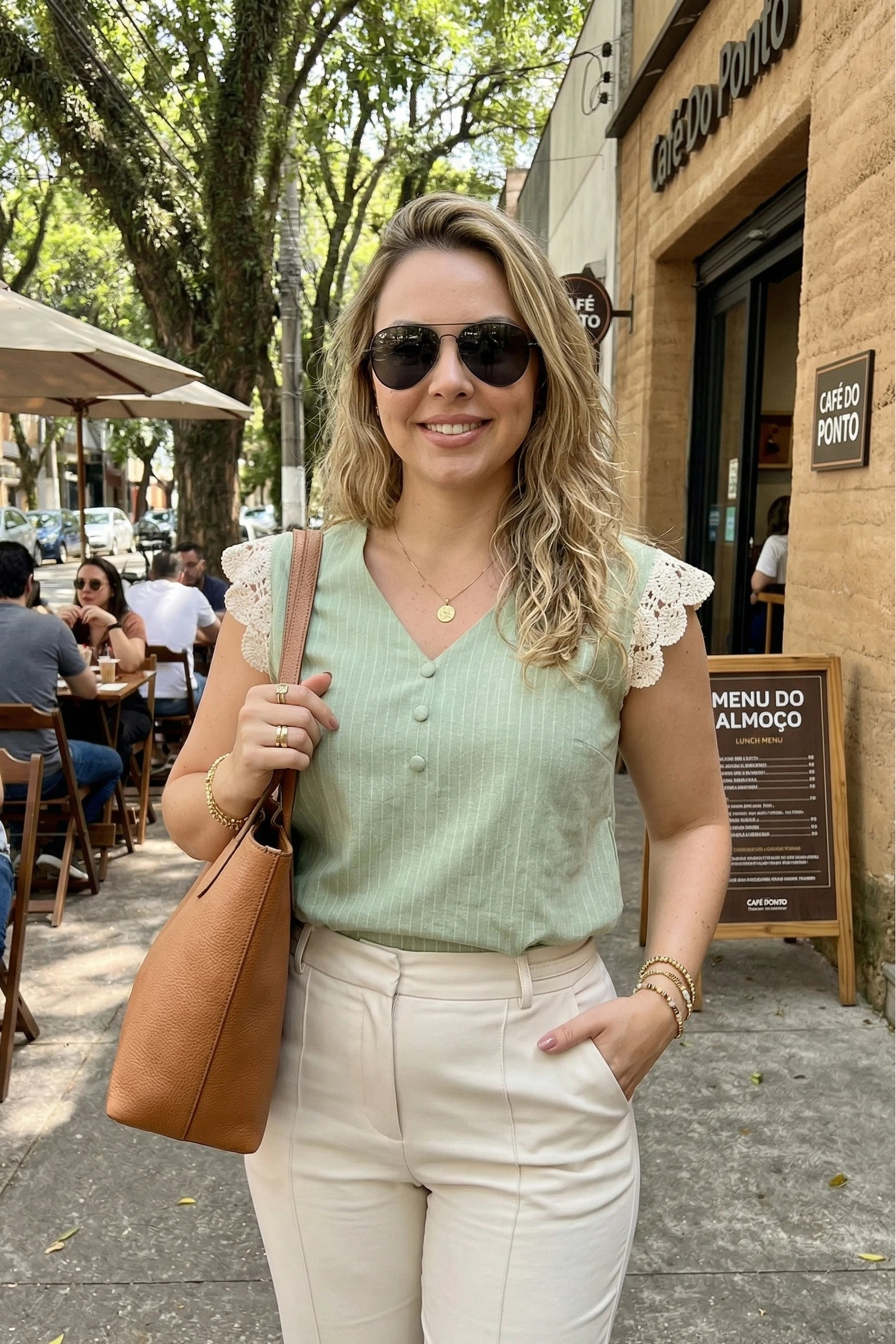 Blusa Regata em Visco-Linho Decote em "V" Detalhe em Renda Melissa Verde