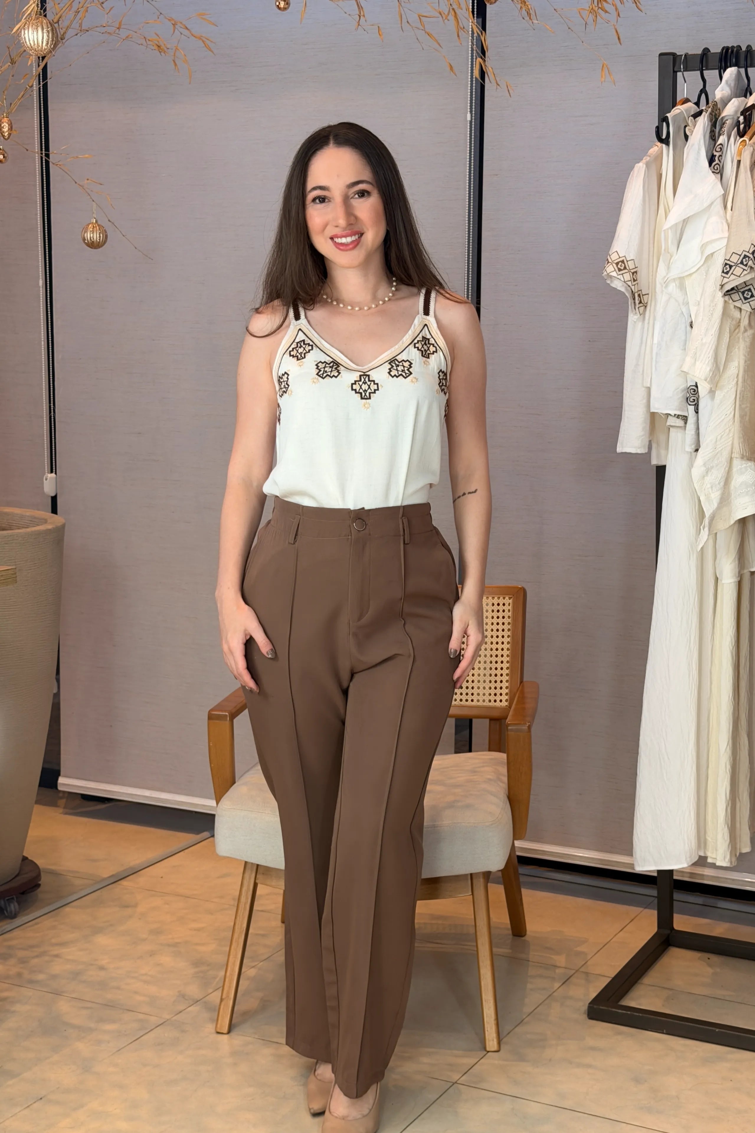 Conjunto: Regata Detalhe Bordado Decote Busto Visco Linho Luciana Branca + Calça Pantalona Alfaiataria Botão Encapado Margareth Marrom