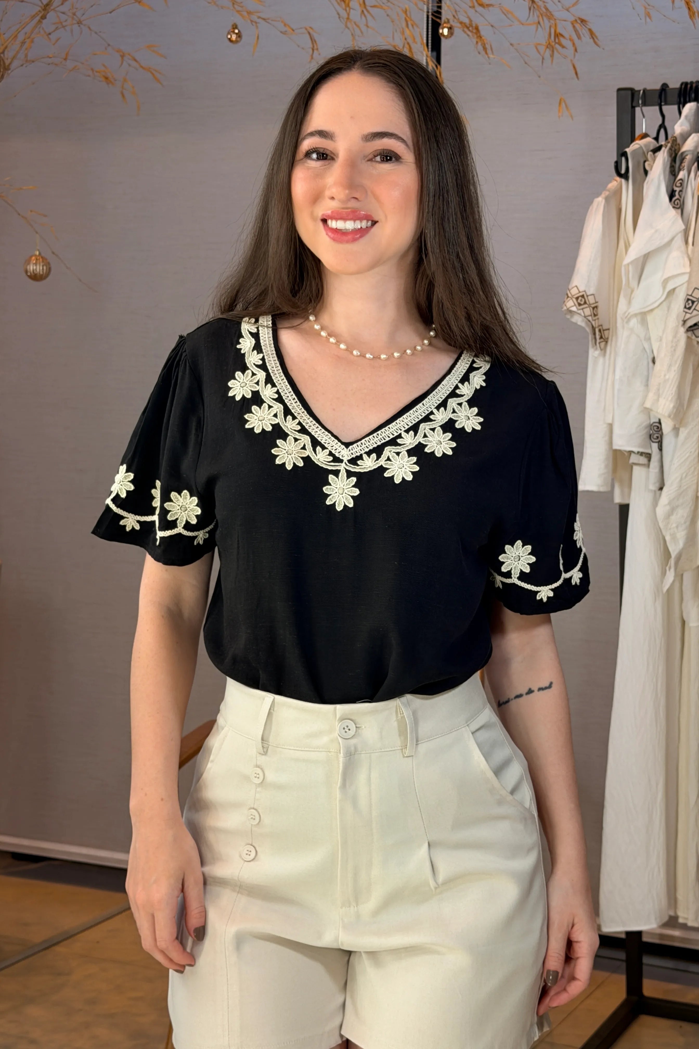 Conjunto: Blusa Manga Curta Detalhe Bordado Visco Linho Lúcia Preta + Bermuda Detalhes Botões Crepe Alfaiataria Débora Creme