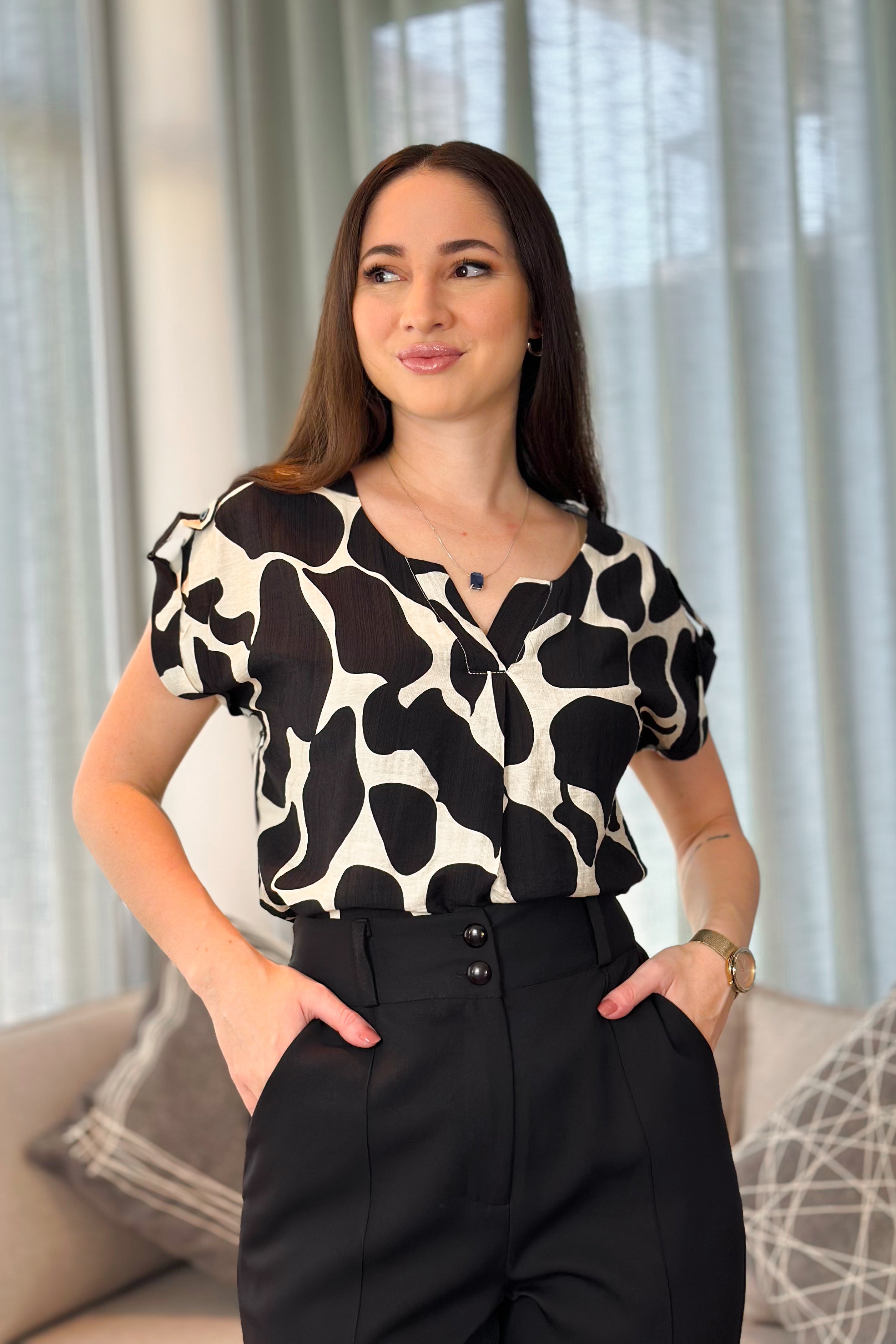 Blusa Manga Curta Decote "V" Detalhe Ombro Dulce Estampada Preta