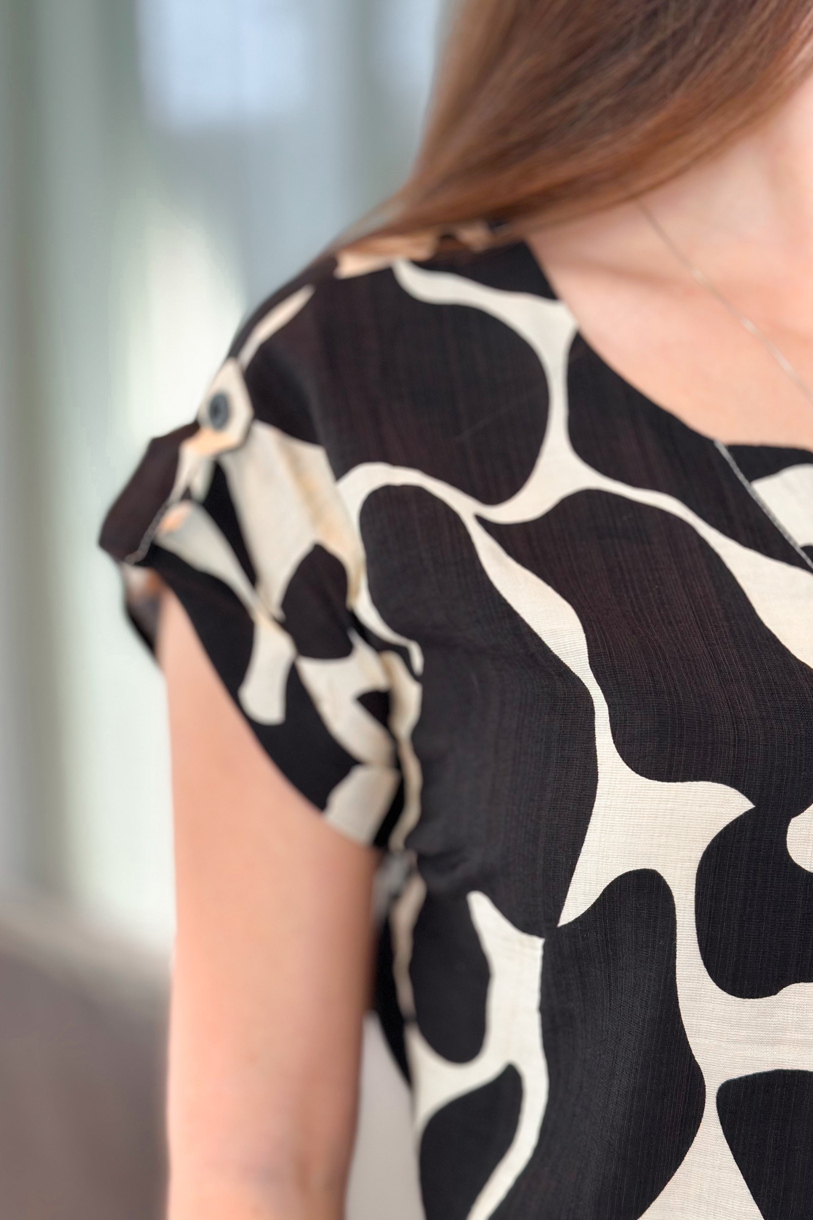 Blusa Manga Curta Decote "V" Detalhe Ombro Dulce Estampada Preta