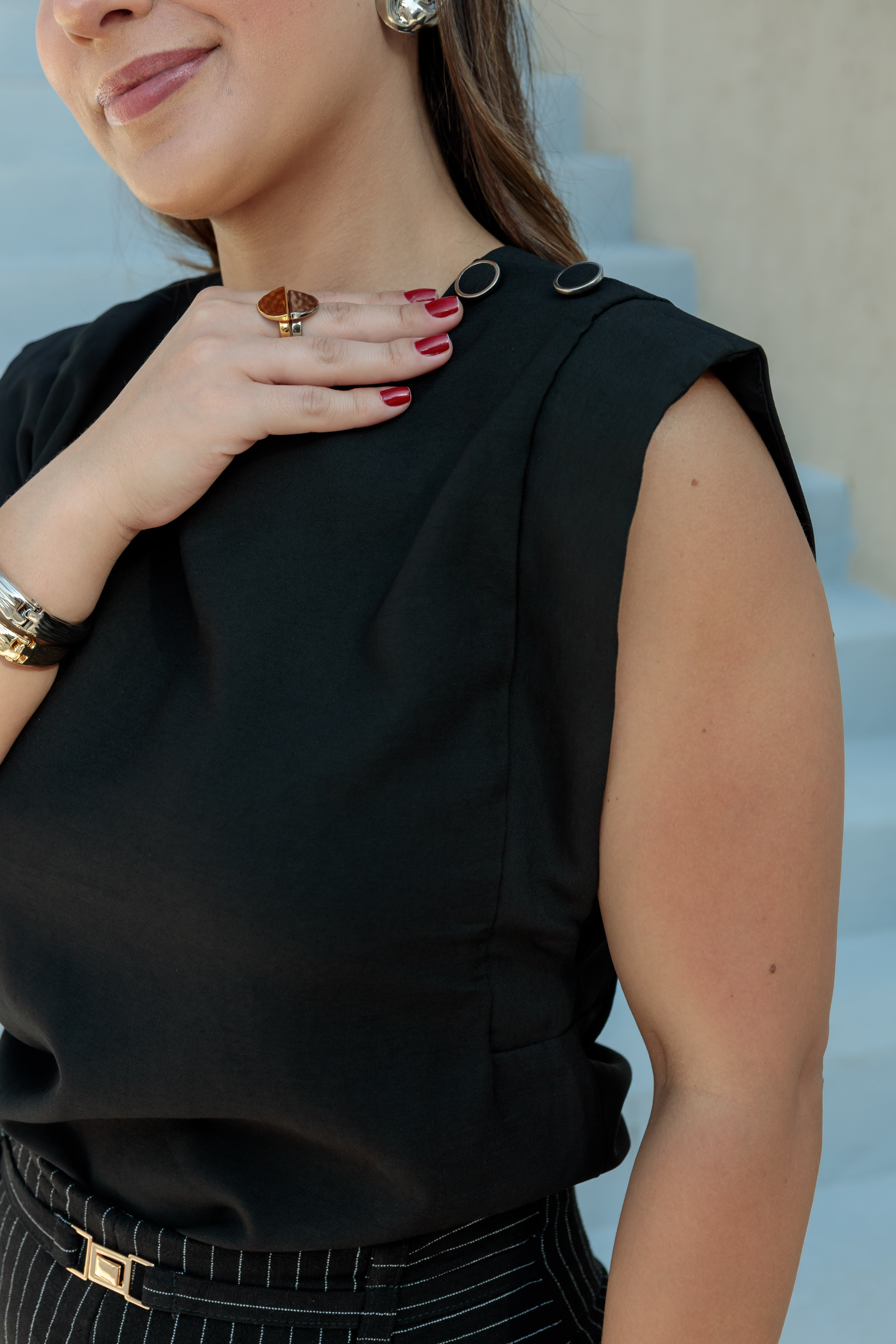 Blusa Regata Detalhe Botão Ombro Miriam Preta