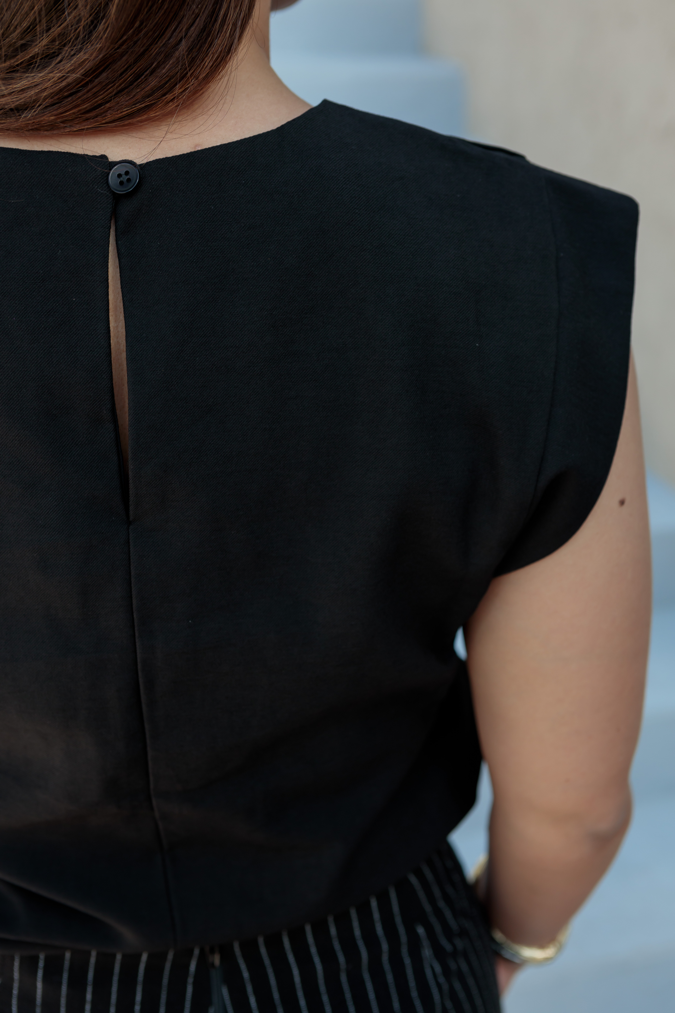 Blusa Regata Detalhe Botão Ombro Miriam Preta