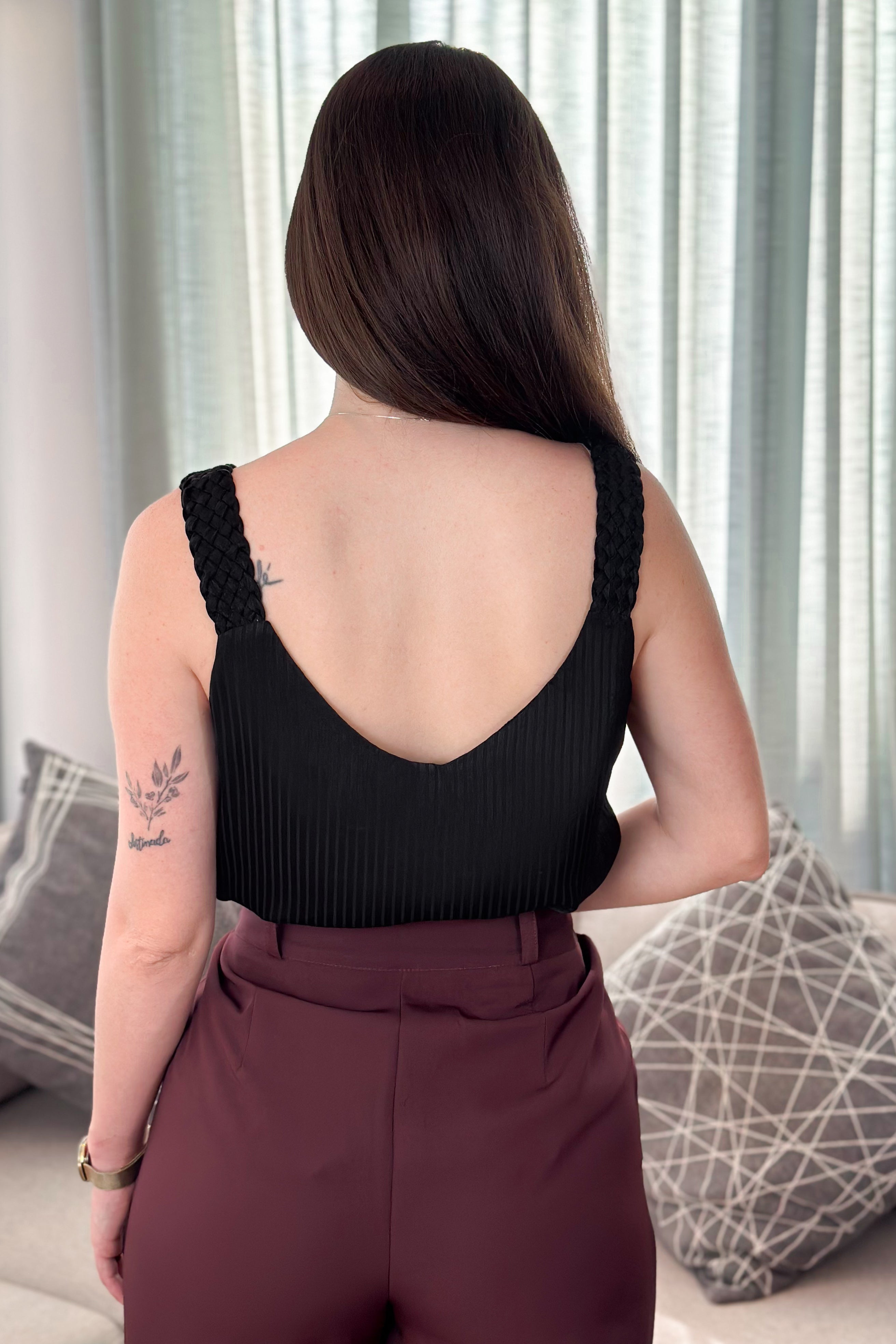 Blusa Regata Crepe Acetinado Detalhe Alça Trançada Beatriz Preta