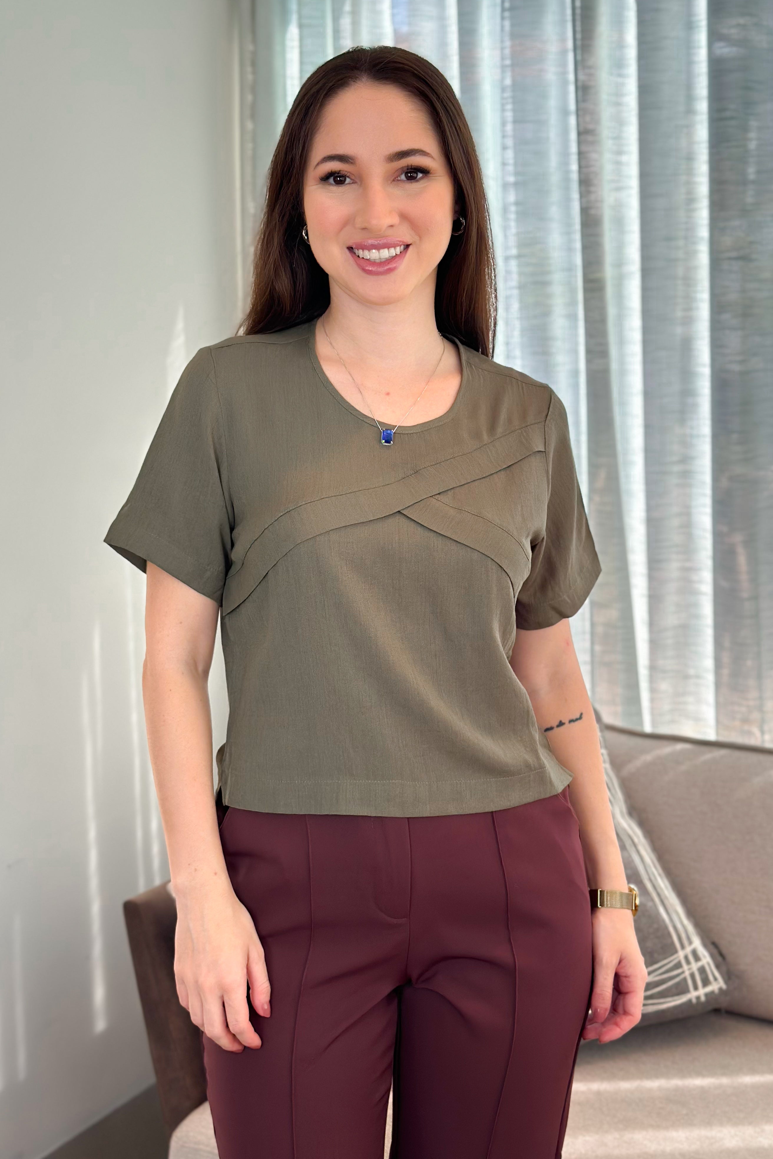 Blusa Manga Curta Detalhe Assimétrico Catarina Verde Militar
