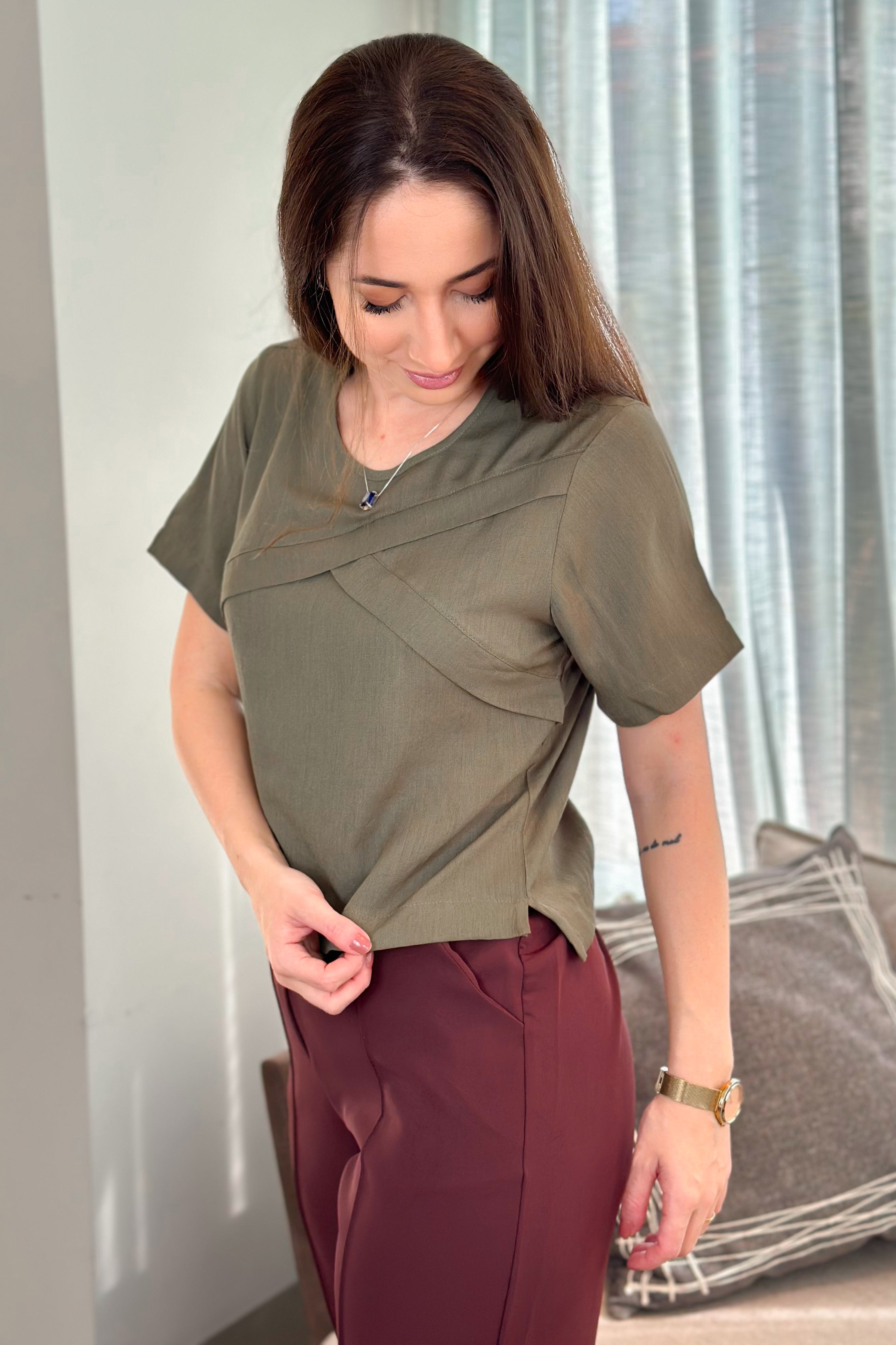 Blusa Manga Curta Detalhe Assimétrico Catarina Verde Militar